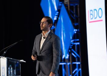 Describe que lo que sucede ahora es todo lo contrario, pues las tasas de interés de largo plazo están subiendo, a pesar de que la Reserva Federal ha mantenido estable los tipos de corto plazo.