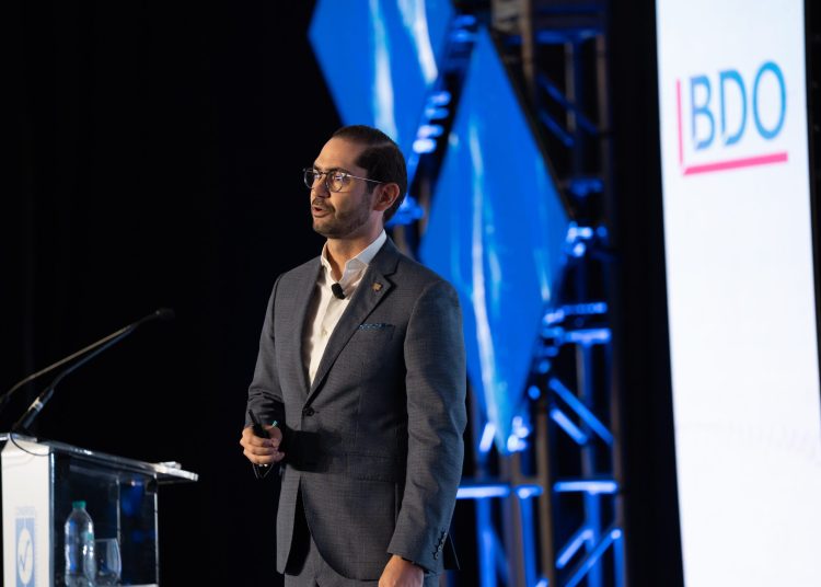 Describe que lo que sucede ahora es todo lo contrario, pues las tasas de interés de largo plazo están subiendo, a pesar de que la Reserva Federal ha mantenido estable los tipos de corto plazo.