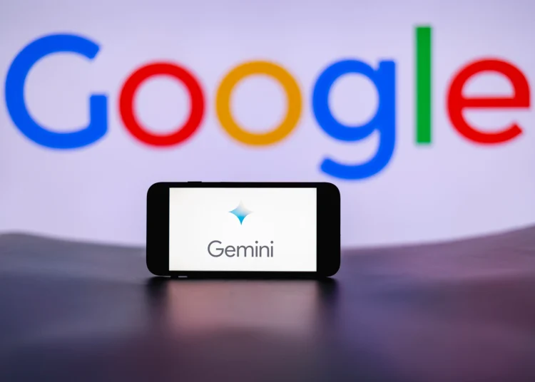 Google pretende replicar estas opciones en su 'chatbot' Gemini, que esconde en el apartado de Ajustes la nueva opción 'Gemini Voice' (Voz Gemini), para elegir cómo sonará.