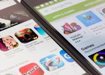 Los desarrolladores de aplicaciones, por tanto, deben compilar sus aplicaciones como App Bundles para entregarlas a Google Play.