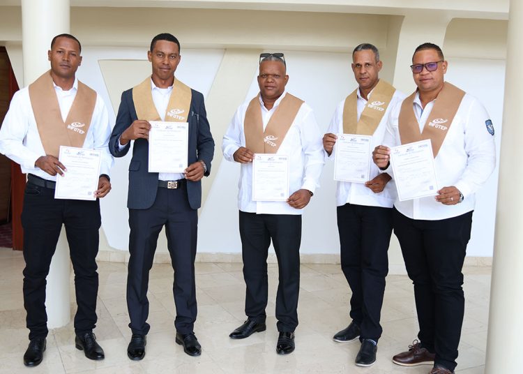 Colaboradores del Grupo Martí durante la primera promoción del Programa Nacional de Habilidades Blandas de Conducción.