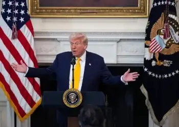 También restricciones a los programas de ayuda de comida y de asistencia sanitaria Medicaid y Medicare.