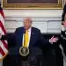 También restricciones a los programas de ayuda de comida y de asistencia sanitaria Medicaid y Medicare.