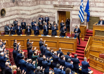 Todos los partidos de oposición votaron en contra.