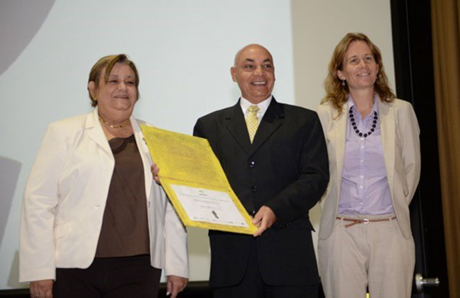Zoila González de Gutiérrez, viceministra de Gestión Ambiental;
Luis Velázquez, de César Iglesias; y Florence Van Houtte, de la Unión Europea en el país.