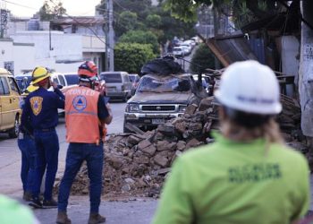 Una piedra gigante cayó sobre el vehículo en el que se transportaban los dos hombres, de 53 y 20 años.