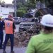 Una piedra gigante cayó sobre el vehículo en el que se transportaban los dos hombres, de 53 y 20 años.