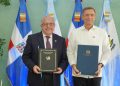 Los cancilleres de República Dominicana y Guatemala durante la firma del memorando de entendimiento.