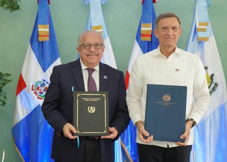 Los cancilleres de República Dominicana y Guatemala durante la firma del memorando de entendimiento.