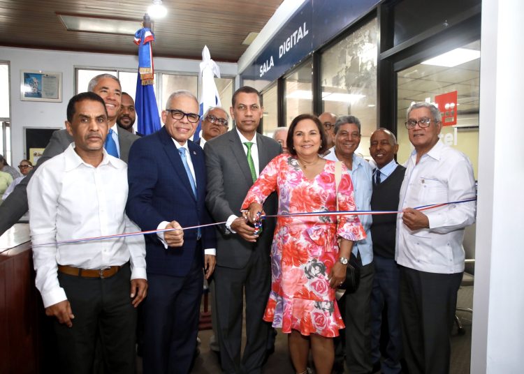 Gómez Mazara resaltó el valor histórico de la biblioteca Ateneo Amantes de la Luz, una institución clave en la promoción del conocimiento y la cultura en Santiago desde su fundación en 1874.