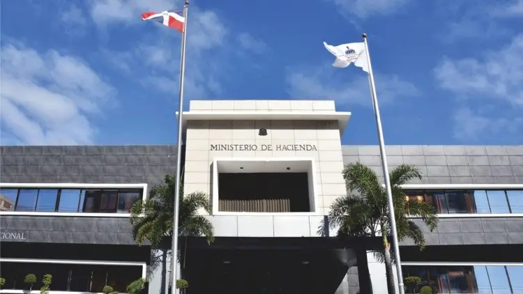Asimismo, por US$1,000,000,000 con una tasa del 7.1% y vencimiento en 2055, y RD$125,000,000,000 con una tasa del 10.5% y vencimiento en 2037.