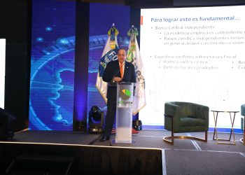 Según Díaz, la evidencia es clara: los países con bancos centrales independientes tienden a tener menos inflación, mayor crecimiento y menor volatilidad en sus variables macroeconómicas.