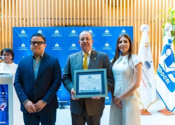 En la actividad el ministro estuvo acompañado de los viceministros de Inversión Pública y Planificación, Martín Francos, y el del Tesoro y Patrimonio, Derby De Los Santos, entre otros directivos.