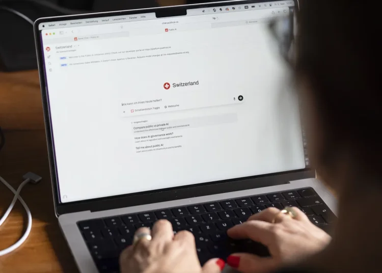 Los investigadores descubrieron, en todos los casos, que las opiniones de los participantes se inclinaban hacia el sesgo que les proponía la IA.