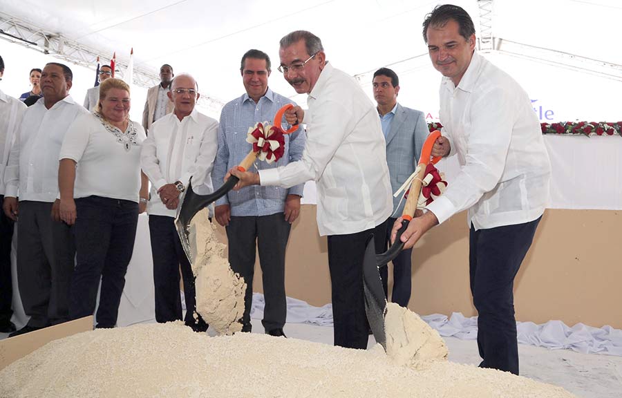 El presidente Danilo Medina asistió al primer palazo con el ministro de Turismo, Francisco Javier García, y otros funcionarios.