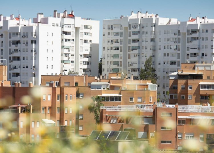 El convenio firmado hoy consiste en una línea de préstamos de €4,000 millones (US$4,330 millones), y una línea de avales para estos préstamos de €2,000 millones (US$2,160 millones). - Fuente externa.