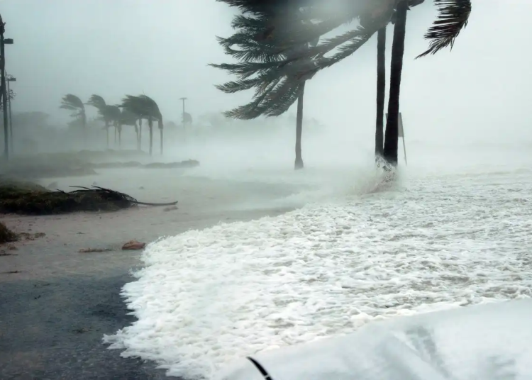 Beryl se mueve hacia el oeste a unos 33 km/h.