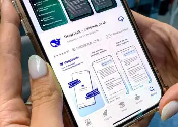 DeepSeek está liderando las listas de descargas de App Store en EE.UU. y China.