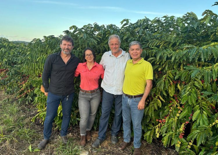 Stephani Sibaja y Miguel Barquero, ambos del Icafe, y Paulo Volpi, técnico brasileño y Alison Scalfoni de Induban, intercambian experiencia.