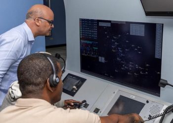 Igor Rodríguez destaca labor de los controladores aéreos para garantizar la seguridad y eficiencia del tránsito aéreo.