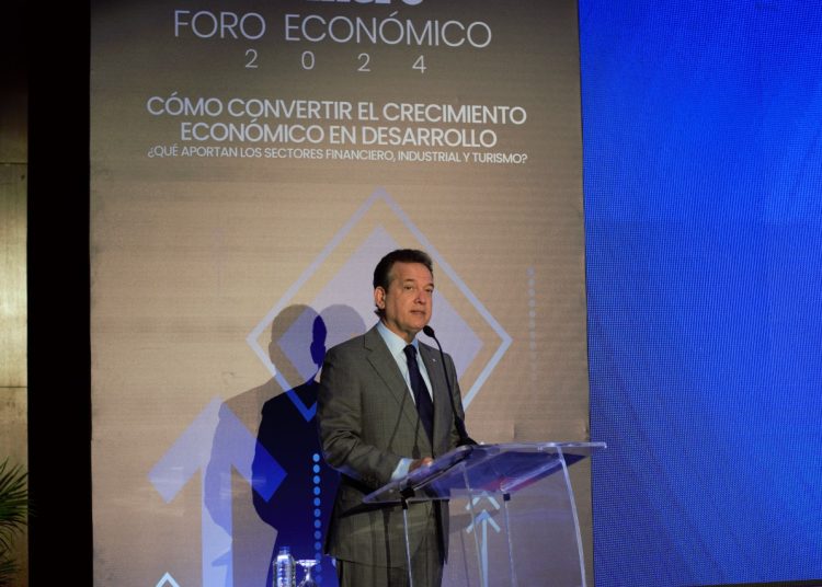 Víctor -Ito- Bisonó, ministro de Industria, Comercio y Mipymes, resaltó que la política industrial del Gobierno dominicano se erige como un pilar fundamental para lograr la transformación económica sostenible. - Ronny Cruz.
