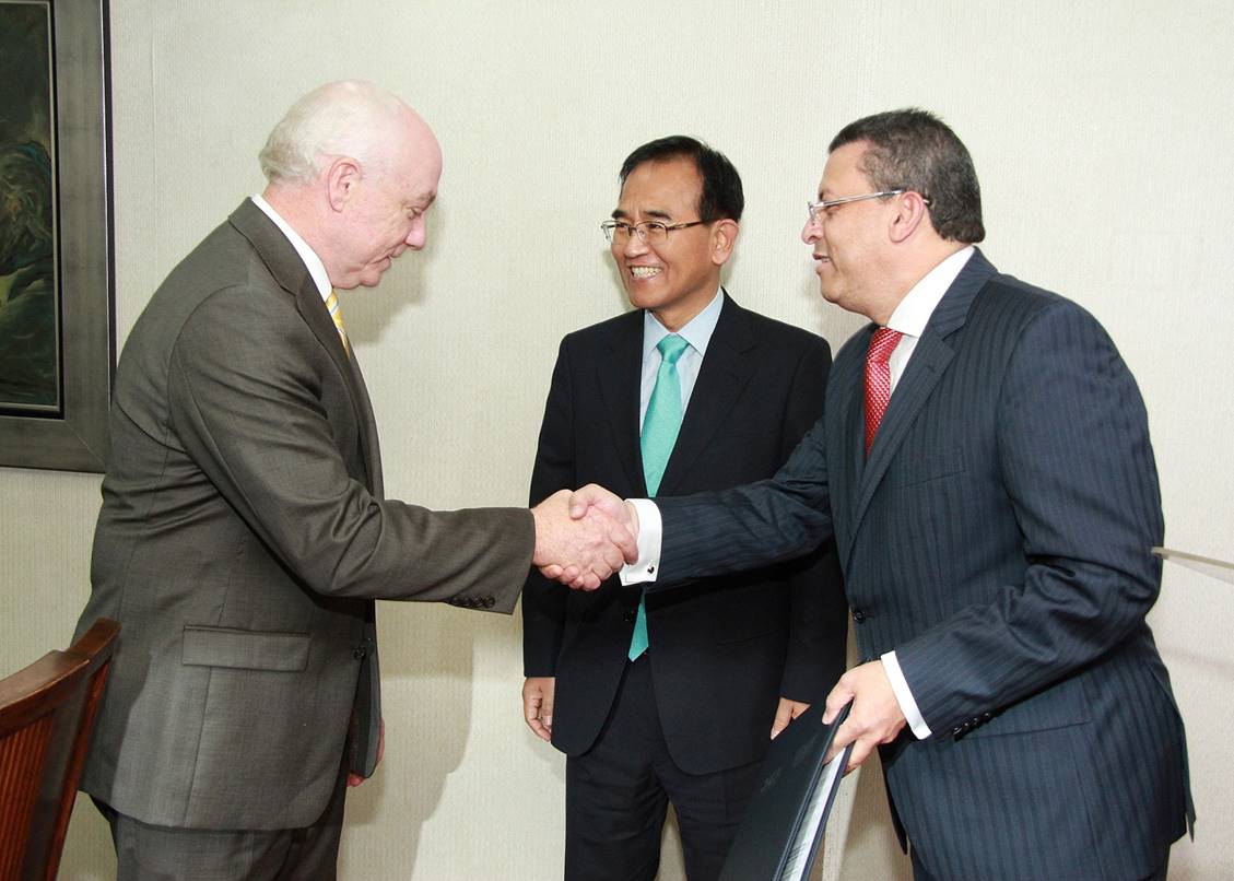 El presidente de Imca, Pedro Esteva, recibió la certificación de manos del director general de Aduanas, Fernando Fernández.