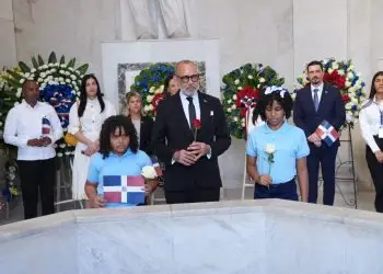 Los datos fueron resaltados por Víctor Castro mientras depositaba una ofrenda floral en el Altar de la Patria por el 181 aniversario de la Independencia Nacional y al conmemorarse este martes el Día Nacional del Estudiante.
