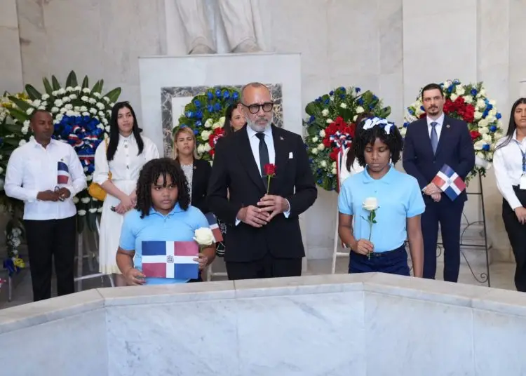 Los datos fueron resaltados por Víctor Castro mientras depositaba una ofrenda floral en el Altar de la Patria por el 181 aniversario de la Independencia Nacional y al conmemorarse este martes el Día Nacional del Estudiante.