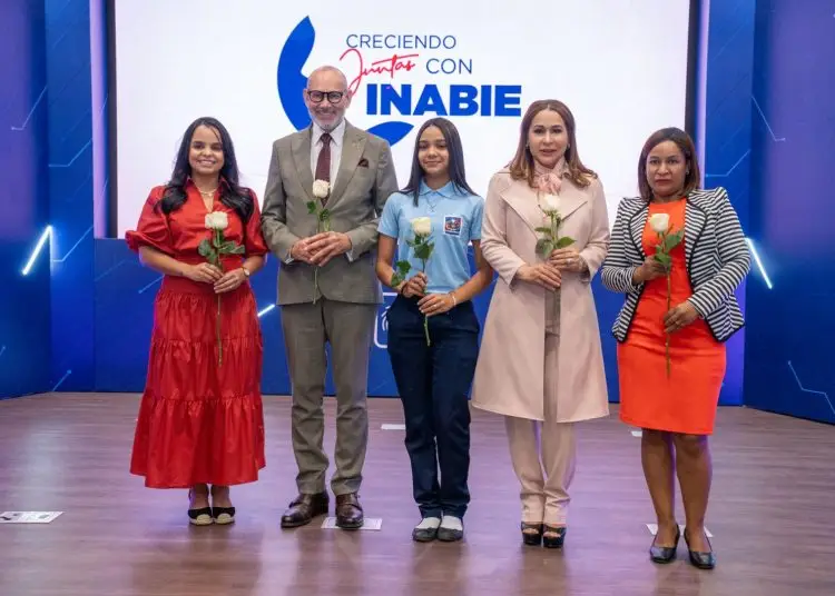 Ministra de la Mujer, Mayra Jiménez resalta impacto de estas contrataciones en el desarrollo y emprendimiento de las féminas a la vez que llevan servicios a los estudiantes.