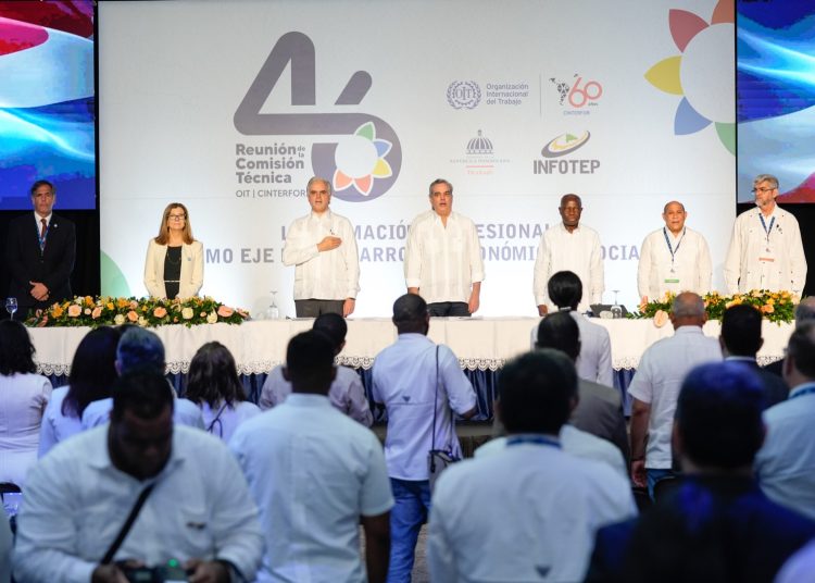 El presidente Luis Abinader, aseguró que estudiar tecnología es la clave de la productividad. | Fuente externa.