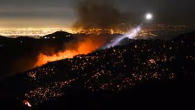 El incendio ha sido contenido en un 27%, de acuerdo a los bomberos de California.