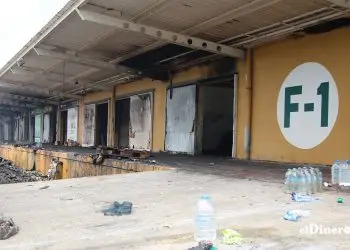 Parte de los escombros que dejó el incendio en la nave F-1 del Merca Santo Domingo.