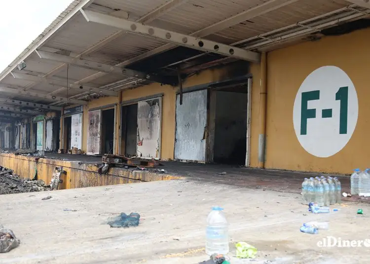 Parte de los escombros que dejó el incendio en la nave F-1 del Merca Santo Domingo.