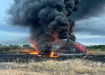 Los bomberos usaron entonces espuma contra incendios para evitar su propagación. - Fuente externa.