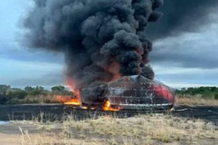 Los bomberos usaron entonces espuma contra incendios para evitar su propagación. - Fuente externa.