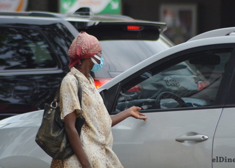 Con frecuencia se observan personas, en los distintos semáforos de la capital, pidiendo dinero. | Lésther Álvarez