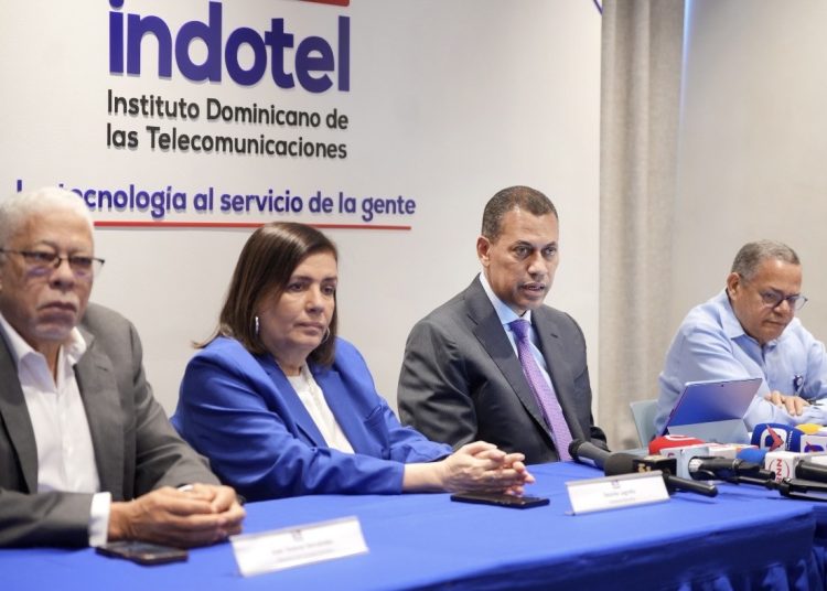 El presidente del Indotel, Guido Gómez Mazara, anunció los resultados de la licitación internacional.