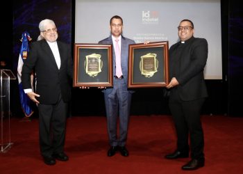 Con casi 70 años de trayectoria, Radio Santa María ha sido pionera en la educación a distancia, permitiendo que miles de dominicanos, especialmente en comunidades rurales, completen su formación primaria y secundaria.