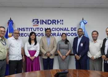 Titular del Indrhi, Olmedo Caba Romano y nueva presidente de Barrick Pueblo Viejo, Gisselle Valera, sostienen encuentro.