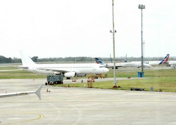 La industria aérea dominicana busca mantener sus operaciones. | elDinero