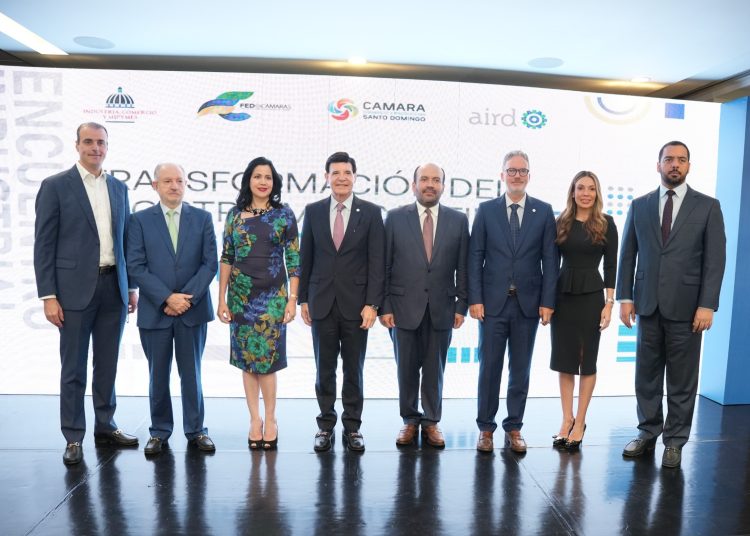El evento contó con la participación de la presidenta de la Cámara Santo Domingo, Lucile Houellemont; el presidente de Fedocámaras y de la Cámara de Comercio y Producción de Hermanas Mirabal, Manuel Aníbal García; y el presidente de la AIRD, Julio Virgilio Brache, entre otras personalidades del sector empresarial.