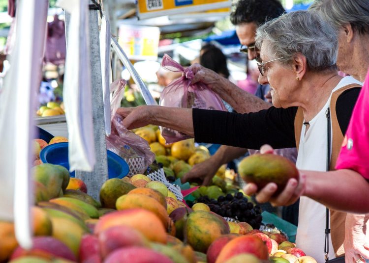 Entre las divisiones con aumentos en sus precios destacaron alimentos y bebidas no alcohólicas (0.7%) y transporte (1.1%).