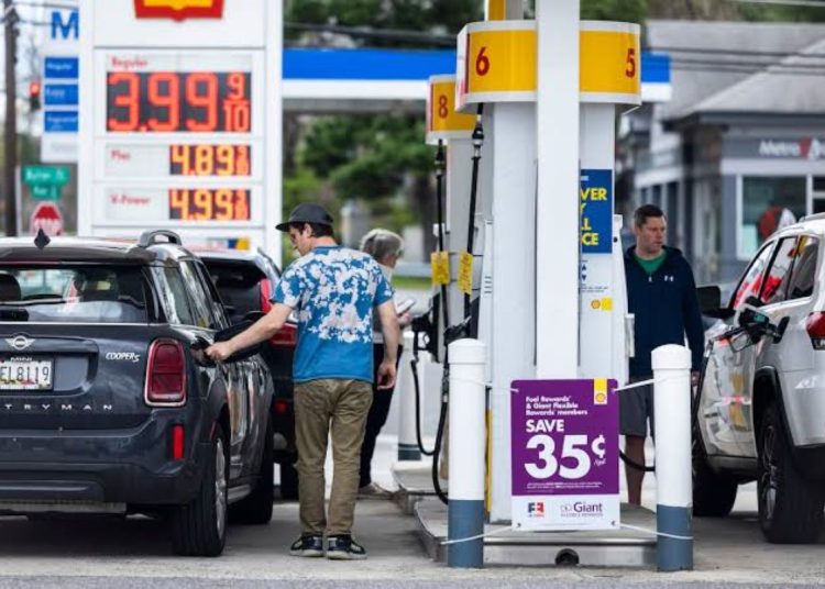 Canadá atribuye encarecimiento de la gasolina al conflicto en Oriente Medio.