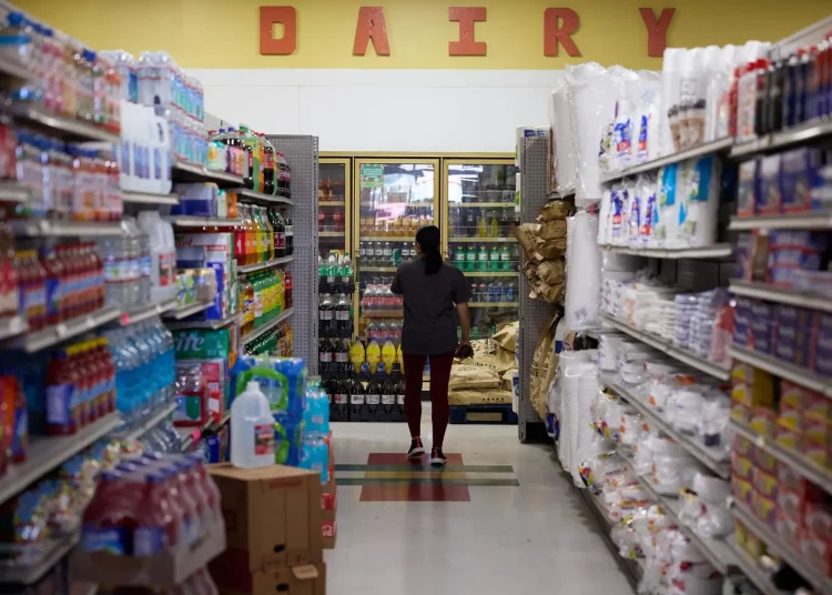 En cuanto a los alimentos, los precios se mantuvieron sin cambios en abril mientras que acumulan una subida del 2.2% interanual.