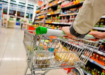 De las divisiones con bajas mensuales en sus precios, destacan vestuario y calzado (-2.0%).