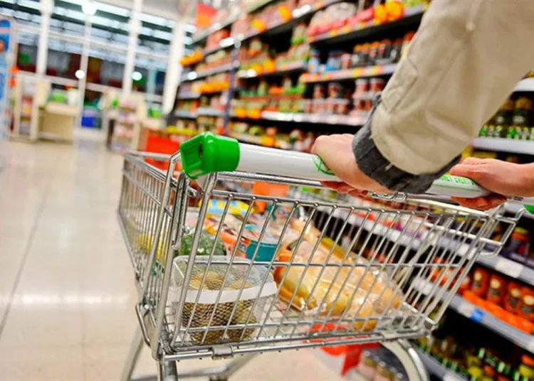 De las divisiones con bajas mensuales en sus precios, destacan vestuario y calzado (-2.0%).