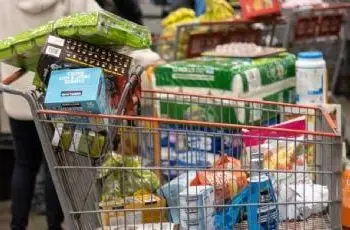 Los precios de los alimentos, en cambio, cayeron un 0.1% en abril frente al incremento del 0.4% de marzo, lo que significa la mayor caída en este índice desde septiembre de 2020.
