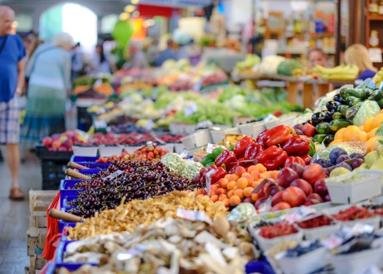 Los precios por los servicios subieron en marzo un 0.4% y los de los bienes aumentaron un 0.1%.
