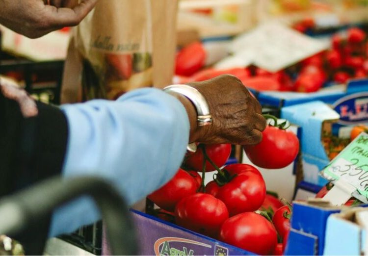 El índice de precios de la canasta de consumo mínimo, conformada por 176 productos y servicios, creció un 1.22% mensual y un 5.6% anual.