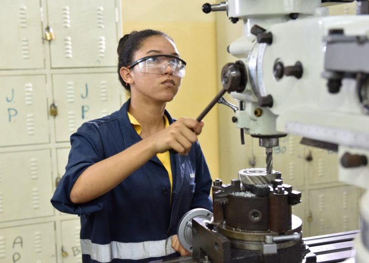 El informe también revela que el 64.3% de los egresados en formación técnico profesional durante 2023 son jóvenes entre 14 y 35 años.